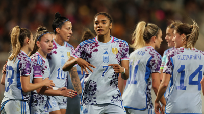 Salma Paralluelo celebra uno de los goles de este sábado.