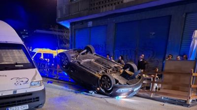 Tras chocar contra una furgoneta y un velador, el conductor volcó. | Europa Press