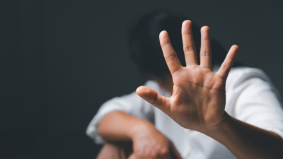 En el 40,7% de los casos, las víctimas viven con ambos progenitores y un 36,1% en familias monoparentales. / Canva