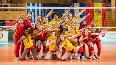 Las jugadoras y cuerpo técnico de la Selección Española celebran la victoria.