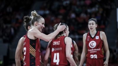 Las jugadoras del Casademont Zaragoza femenino celebran una canasta.