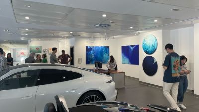 Imagen de una visita guiada a la exposición de Porsche.