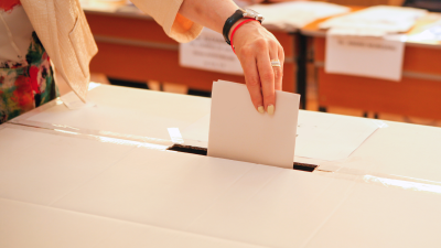 Una joven votando. / Canva