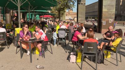 Terrazas llenas durante la celebración del MANN-FILTER Maratón de Zaragoza este domingo.