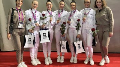 Inés Bergua, tercera por la izquierda, posa junto a sus compañeras de selección.