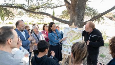 La consejera Susín visita el emplazamiento del futuro complejo residencial de Valdefierro.