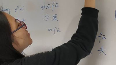 Una profesora enseña chino. / Europa Press