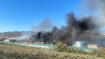 Incendio declarado este jueves en una empresa de residuos de La Puebla de Alfindén (Zaragoza).