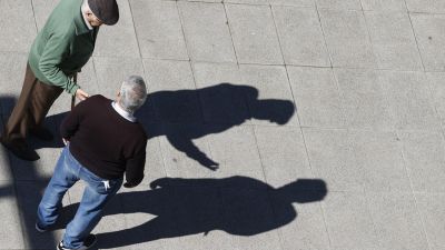 Dos jubilados charlan en la calle. / EFE