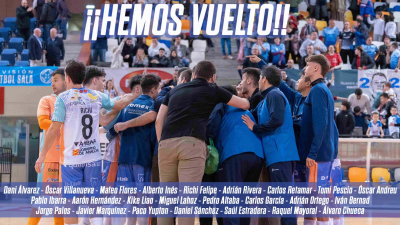 El equipo celebra el ascenso tras vencer al Antequera