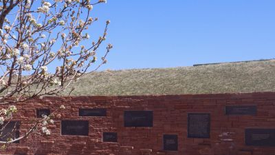 Pared con las placas dedicadas a los fallecidos, heridos, sobrevivientes y a todas las víctimas de la masacre de la Escuela Secundaria de Columbine. / EFE