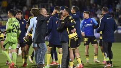 Víctor Fernández felicita a sus jugadores tras la victoria en El Alcoraz