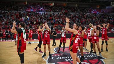 Las jugadoras agradecen a su afición el apoyo durante un encuentro de liga
