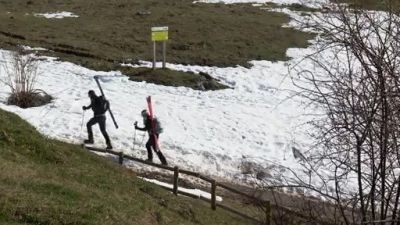Excursionistas cerca del refugio de Lizara, en Huesca.