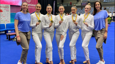 Inés Bergua (centro), con la medalla de oro conquistada en Portimao