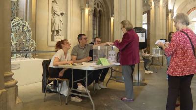 Personas votando comicios Cataluña 2024.