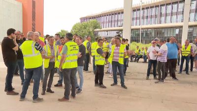 Varios agricultores se han manifestado este lunes en la Ciudad de la Justicia, en Zaragoza.