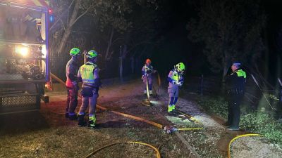 Bomberos de Zaragoza refrescando la zona afectada.