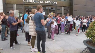 Concentración vecinos edificio derruido Teruel.