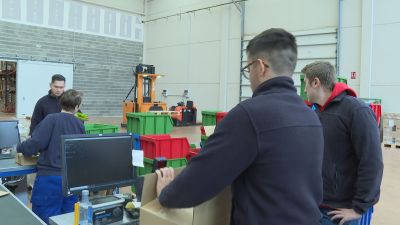 Alumnos de FP de prácticas en una empresa aragonesa.