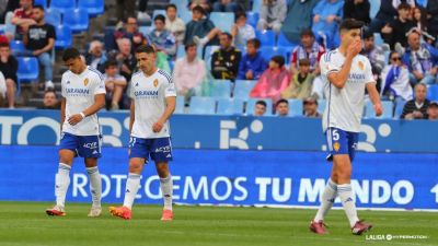 Los jugadores del Real Zaragoza se lamentan durante el último partido en casa.