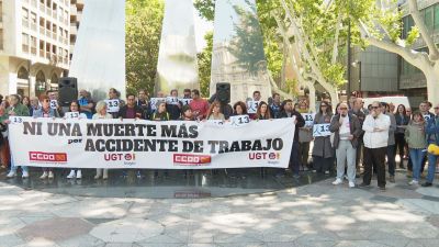 Los sindicatos se han concentrado este miércoles en Zaragoza para pedir soluciones ante el aumento de accidentes laborales con víctimas mortales.