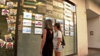 Los menores de 35 que compran casas suelen contar con el apoyo económico de sus padres.