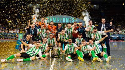 Los jugadores del Real Betis celebran el título de Copa.