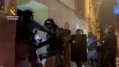 Varios agentes de la Guardia Civil durante los registros.