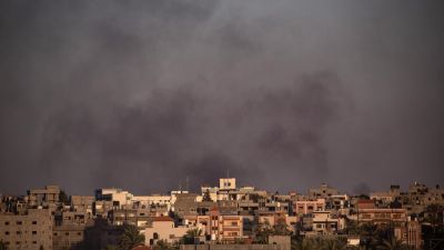 El humo se eleva después de un ataque aéreo israelí este viernes en Rafah, sur de la Franja de Gaza. / EFE