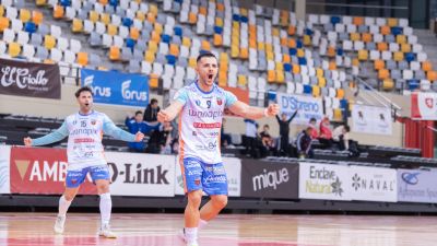 Adrián Rivera celebra un gol con la camiseta del Wanapix AD Sala 10.