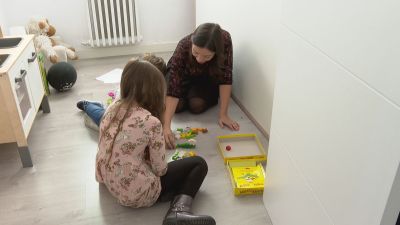 Una de las familias de acogida jugando en casa.