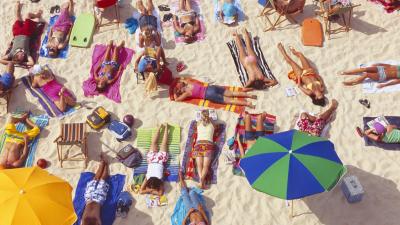 Tomar el sol es una de las prácticas más habituales en playas y piscinas durante el verano. / Canva