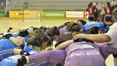 Las jugadoras del Esneca Fraga hacen piña antes de un encuentro.