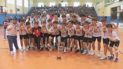 Los jugadores del BM Dominicos posan con el trofeo de segundo clasificado.