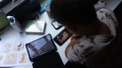 Un niño usando dispositivos móviles en su escritorio. / Europa Press