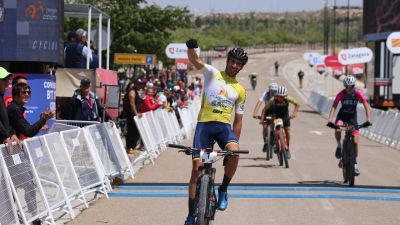 Felipe Orts celebra su entrada en meta en el circuito de Santa Bárbara.