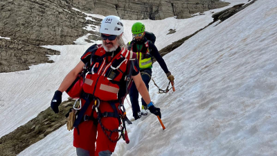 El equipo de rescate tuvo que acceder hasta ellos a pie debido a las fuertes rachas de viento.
