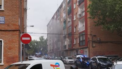 Varias dotaciones de Bomberos y Policía Nacional han acudido al incendio en la calle Jerónimo Vicens.
