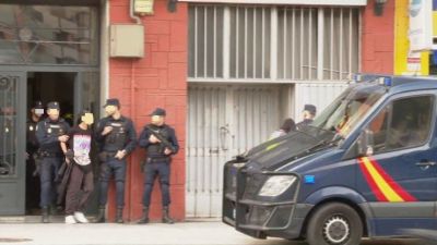 Un furgón de la Policía Nacional vigila junto al número 90 de la avenida de Cataluña.