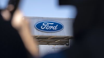 Logotipo de Ford en la fábrica de Almussafes. / Europa Press