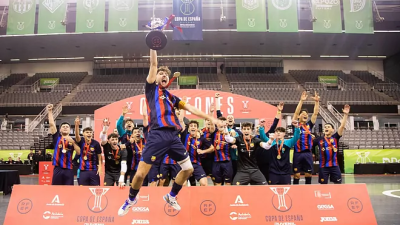 El FC Barcelona celebra el último título de campeones.