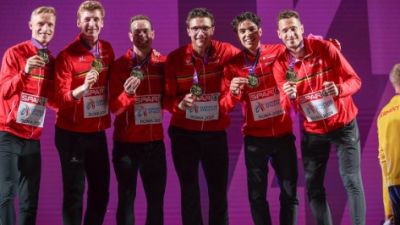 Iguacel posa en el podio junto con sus compañeros.