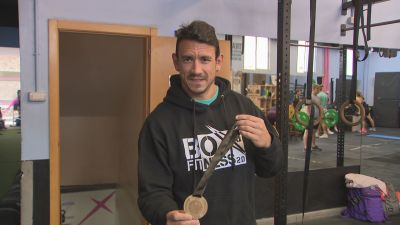 Héctor Guerrero muestra la medalla de oro tras proclamarse campeón de España