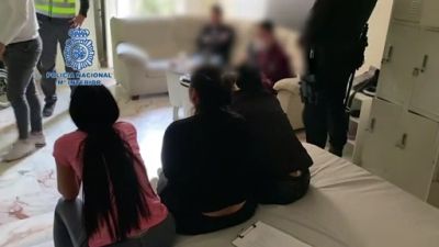 Imágenes de la Policía nacional tras la liberación de unas mujeres que estaban explotadas sexualmente.