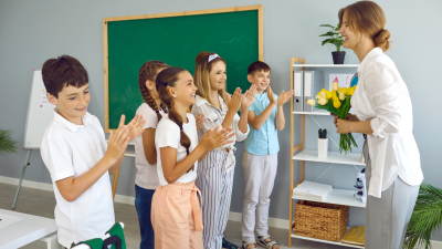Los regalos a los profesores se suelen realizar en Infantil y Primaria. / Canva