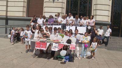 Familias participantes en la concentración de este sábado para regular el uso de pantallas en las aulas.