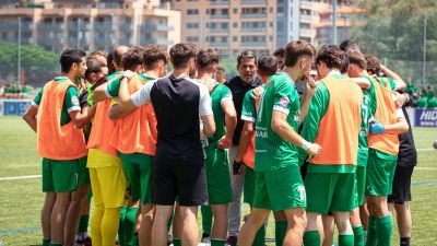 Los jugadores del Cuarte hacen piña durante un encuentro.