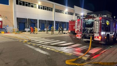 Los bomberos de Zaragoza trabajando para sellar la fuga de amoniaco. / Ayuntamiento de Zaragoza
