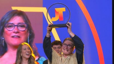Mari Carmen levanta el trofeo que le acredita como ganadora de esta edición de Jotalent. / Aragón TV